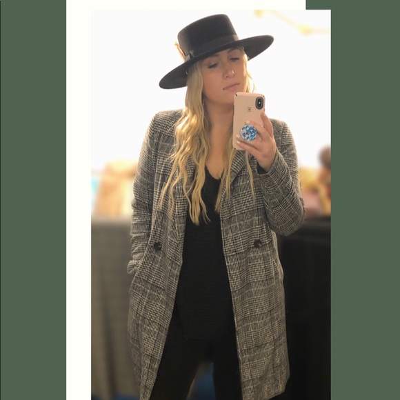 Meet your Posher, Andrea - Picture 2 of 3